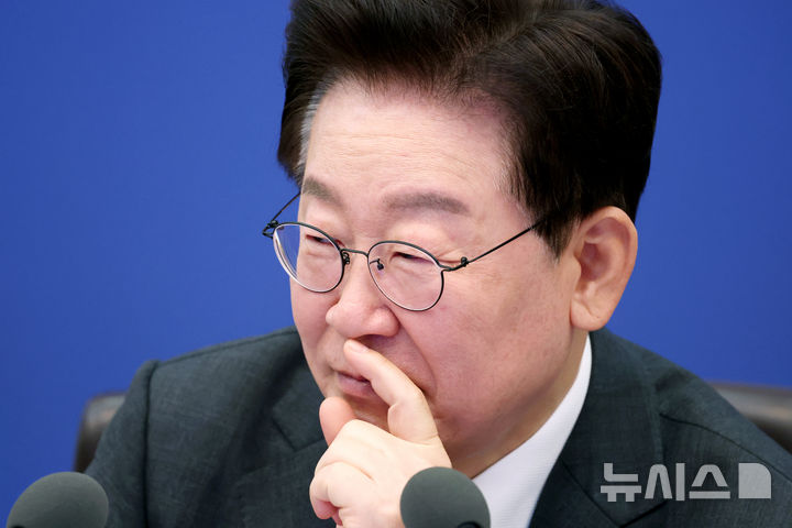 [서울=뉴시스] 김진아 기자 = 이재명 대통령이 지난 6일 청와대에서 열린 국무회의에서 발언을 경청하고 있다. (청와대통신사진기자단) 2026.10.07. bluesoda@newsis.com