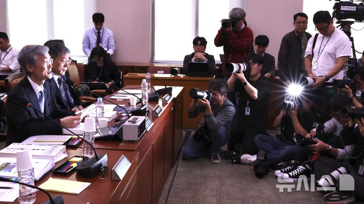[서울=뉴시스] 최진석 기자 = 조희대 대법원장이 6일 여의도 국회에서 열린 국회 법제사법위원회의 대법원 등에 대한 국정감사에 출석해 의원 질의에 답하고 있다. 2026.10.06. myjs@newsis.com