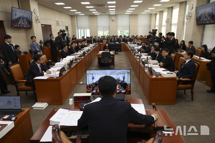 [서울=뉴시스] 김근수 기자 = 김영진 국회 행정안전위원회 위원장이 6일 오전 서울 여의도 국회에서 열린 행정안전위원회 국정감사에서 의사봉을 두드리고 있다. 2026.10.06. ks@newsis.com
