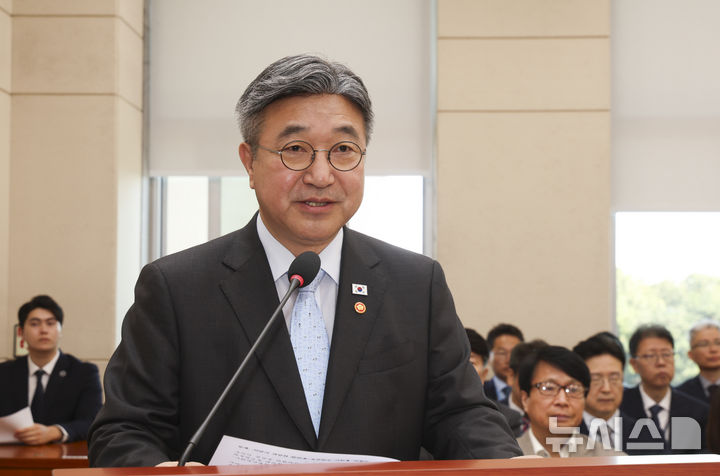 [서울=뉴시스] 김근수 기자 = 윤호중 행정안전부 장관이 6일 오전 서울 여의도 국회에서 열린 행정안전위원회 국정감사에서 업무보고를 하고 있다. 2026.10.06. ks@newsis.com