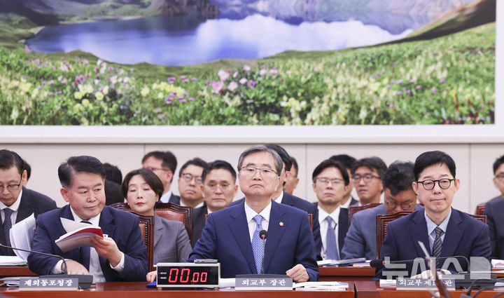 [서울=뉴시스] 김근수 기자 = 조현 외교부 장관이 6일 오전 서울 여의도 국회에서 열린 외교통일위원회 국정감사에 참석해 있다. 2026.10.06. ks@newsis.com