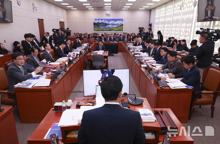 [서울=뉴시스] 김근수 기자 = 6일 오전 서울 여의도 국회에서 외교통일위원회 국정감사가 열리고 있다. 2026.10.06. ks@newsis.com