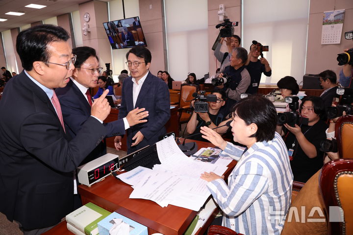 [서울=뉴시스] 최진석 기자 = 국회 법제사법위원회 야당 간사인 박형수 국민의힘 의원이 지난 6일 여의도 국회에서 열린 국회 법제사법위원회의 대법원 등에 대한 국정감사에서 서영교 법사위원장에게 항의하고 있다. 2026.10.06. myjs@newsis.com