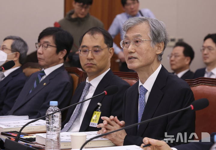 [서울=뉴시스] 김근수 기자 = 조희대 대법원장이 6일 오전 서울 여의도 국회에서 열린 법제사법위원회 국정감사에서 질의에 답하고 있다. 2026.10.06. ks@newsis.com