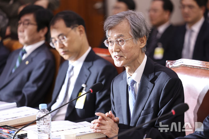 [서울=뉴시스] 김근수 기자 = 조희대 대법원장이 6일 오전 서울 여의도 국회에서 열린 법제사법위원회 국정감사에서 질의에 답하고 있다. 2026.10.06. ks@newsis.com