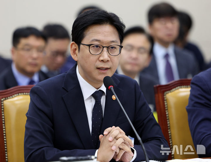 [서울=뉴시스] 고범준 기자 = 배경훈 부총리 겸 과학기술정보통신부 장관이 6일 서울 여의도 국회에서 열린 과학기술정보방송통신위원회 국정감사(과학기술정보통신부 등)에서 의원 질의에 답변하고 있다. 2026.10.06. bjko@newsis.com