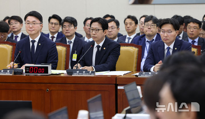 [서울=뉴시스] 고범준 기자 = 배경훈 부총리 겸 과학기술정보통신부 장관이 6일 서울 여의도 국회에서 열린 과학기술정보방송통신위원회 국정감사(과학기술정보통신부 등)에서 의원 질의에 답변하고 있다. 2026.10.06. bjko@newsis.com