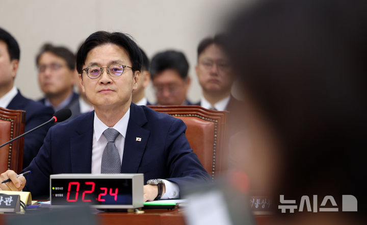 [서울=뉴시스] 고범준 기자 = 김정관 산업통상부 장관이 6일 서울 여의도 국회에서 열린 산업통상자원중소벤처기업위원회 국정감사(산업통상부)에서 의원 질의를 듣고 있다. 2026.10.06. bjko@newsis.com