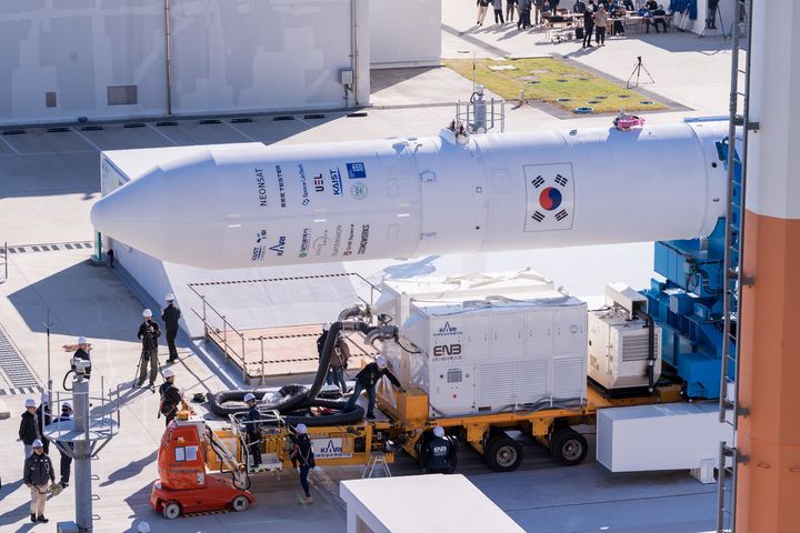[서울=뉴시스] 6일 전남광주 고흥 나로우주센터에서 누리호 기립 작업이 진행되고 있다. (사진=한국항공우주연구원 제공) 2026.10.06. photo@newsis.com *재판매 및 DB 금지