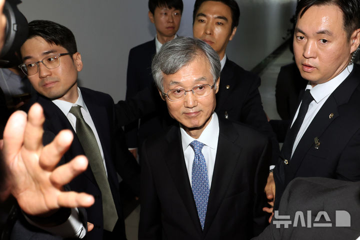 [서울=뉴시스] 조성우 기자 = 조희대 대법원장이 6일 서울 여의도 국회에서 열린 법제사법위원회의 대법원 등에 대한 국정감사가 정회된 뒤 회의장을 나서고 있다. 2026.10.06. xconfind@newsis.com