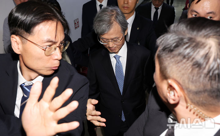 [서울=뉴시스] 조성우 기자 = 조희대 대법원장이 6일 서울 여의도 국회에서 열린 법제사법위원회의 대법원 등에 대한 국정감사가 정회된 뒤 회의장을 나서고 있다. 2026.10.06. xconfind@newsis.com