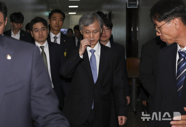 [서울=뉴시스] 김근수 기자 = 조희대 대법원장이 6일 오전 서울 여의도 국회에서 열린 법제사법위원회 국정감사를 마치고 밖으로 나서고 있다. 2026.10.06. ks@newsis.com