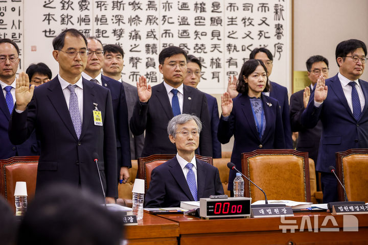 [서울=뉴시스] 정병혁 기자 = 조희대 대법원장이 6일 서울 여의도 국회에서 열린 국회 법제사법위원회의 대법원 등 국정감사에서 증인 선서를 하지 않고 자리에 앉아 있다. 2026.10.06. jhope@newsis.com