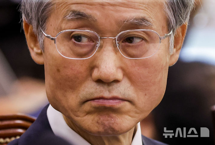 [서울=뉴시스] 정병혁 기자 = 조희대 대법원장이 6일 서울 여의도 국회에서 열린 국회 법제사법위원회의 대법원 등 국정감사에 출석해 자료를 살펴보고 있다. 2026.10.06. jhope@newsis.com
