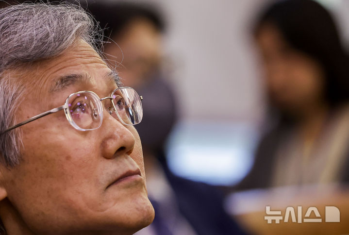 [서울=뉴시스] 정병혁 기자 = 조희대 대법원장이 6일 서울 여의도 국회에서 열린 국회 법제사법위원회의 대법원 등 국정감사에 출석해 자리에 앉아 생각에 잠겨 있다. 2026.10.06. jhope@newsis.com