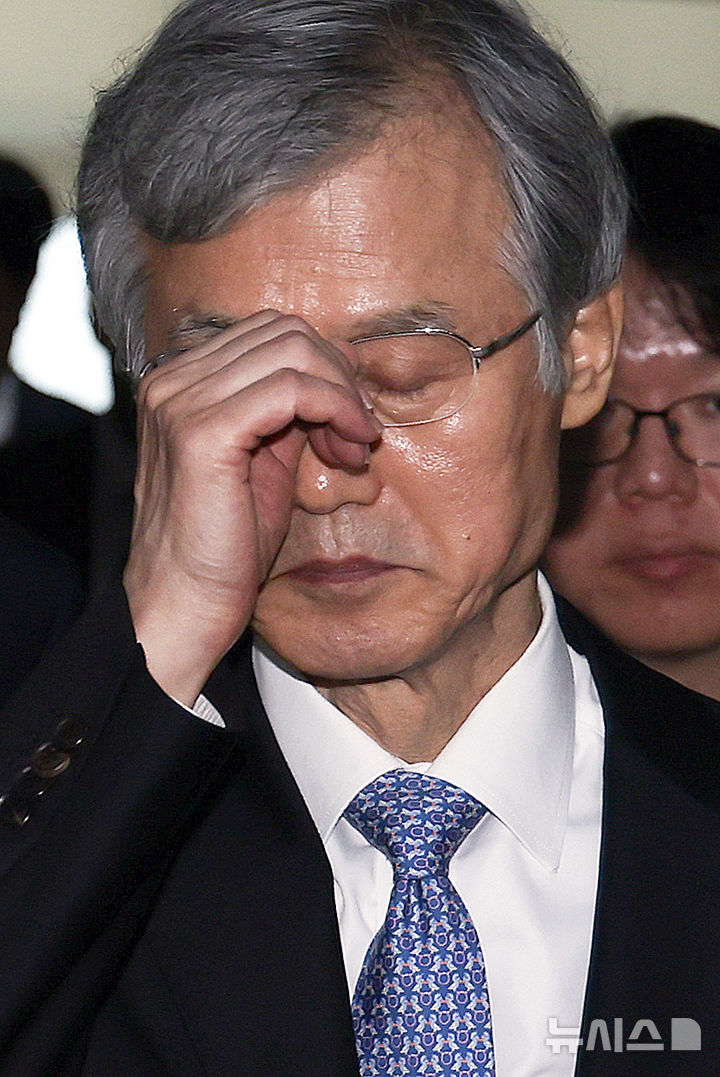 [서울=뉴시스] 김근수 기자 = 조희대 대법원장이 6일 오전 서울 여의도 국회에서 열린 법제사법위원회 국정감사를 마치고 밖으로 나서고 있다. 2026.10.06. ks@newsis.com