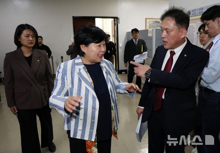 [서울=뉴시스] 고범준 기자 = 서영교 법사위 위원장과 김태규 국민의힘 의원이 6일 서울 여의도 국회에서 열린 법제사법위원회 국정감사(대법원 등)가 정회된 후 언쟁을 하고 있다. 2026.10.06. bjko@newsis.com