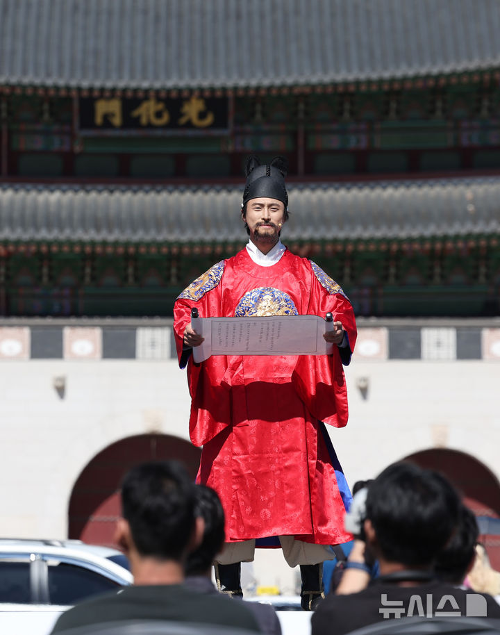 [서울=뉴시스] 조수정 기자 = 제580돌 한글날을 사흘 앞둔 6일 오후 서울 종로구 광화문광장에서 2026 한글주간 '2026 한글한마당-광화문' 행사에서 배우들이 한글날 제정 100주년 기념 음악극 '내 곁에, 도포를 입은 그대'를 연기하고 있다. 사진은 기사와 직접적 관련 없음. 2026.10.06. chocrystal@newsis.com