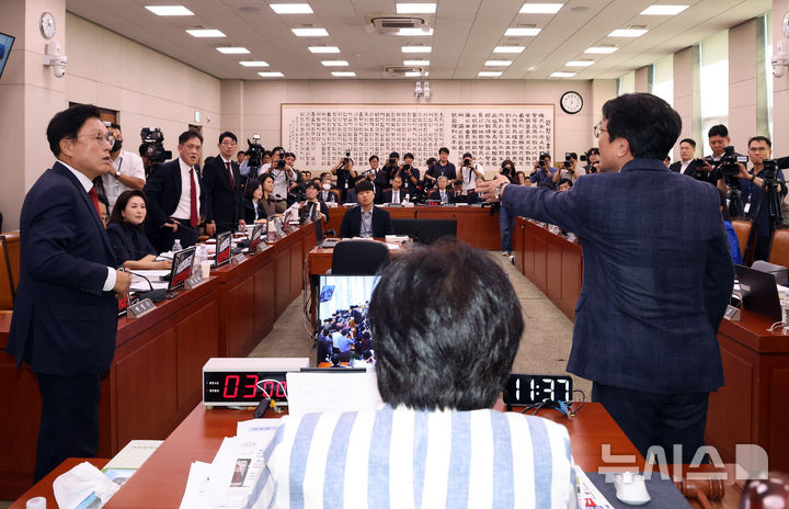[서울=뉴시스] 최진석 기자 = 국회 법제사법위원회 여당 간사인 김의겸(오른쪽) 더불어민주당 의원과 야당 간사인 박형수(왼쪽) 국민의힘 의원이 6일 여의도 국회에서 열린 국회 법제사법위원회의 대법원 등에 대한 국정감사에서 언쟁을 하고 있다. 2026.10.06. myjs@newsis.com