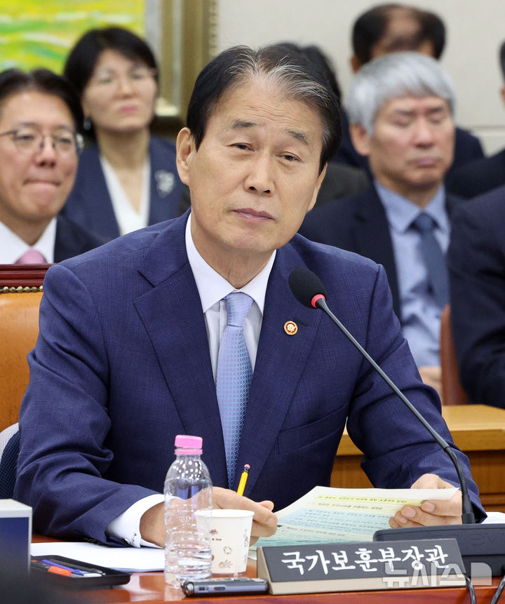 [서울=뉴시스] 고범준 기자 = 권오을 국가보훈부 장관이 6일 서울 여의도 국회에서 열린 정무위원회 국정감사(국가보훈부 등)에서 의원 질의를 듣고 있다. 2026.10.06. bjko@newsis.com