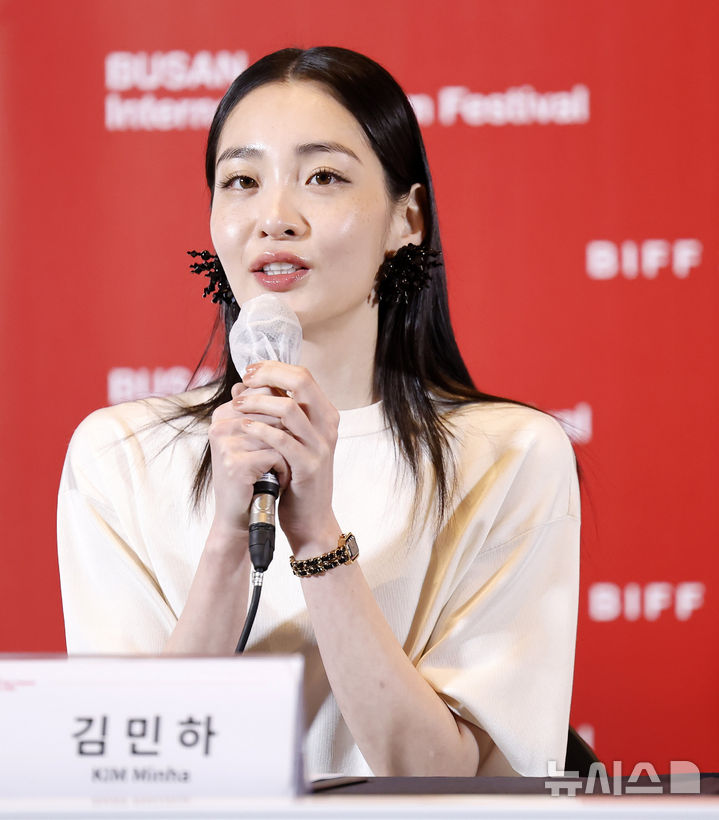 [부산=뉴시스] 김혜진 기자 = 배우 김민하가 6일 부산 해운대구 영화의 전당 중극장에서 열린 제31회 부산국제영화제(BIFF) 개막작 '낮과 밤은 서로에게' 기자회견에서 인사말을 하고 있다. 2026.10.06. jini@newsis.com