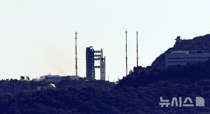 [고흥=뉴시스] 김선웅 기자 = 6일 전남광주통합특별시 고흥군 나로우주센터에서 한국형발사체 누리호가 5차 발사를 하루 앞두고 발사대에 기립·고정돼있다. 2026.10.06. mangusta@newsis.com