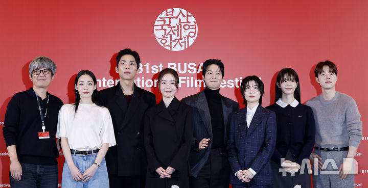 [부산=뉴시스] 김혜진 기자 = 김종관 감독(왼쪽부터), 배우 김민하, 주종혁, 한선화, 장률, 심은경, 전소영, 김동휘가 6일 부산 해운대구 영화의 전당 중극장에서 열린 제31회 부산국제영화제(BIFF) 개막작 '낮과 밤은 서로에게' 기자회견에서 포즈를 취하고 있다. 2026.10.06. jini@newsis.com