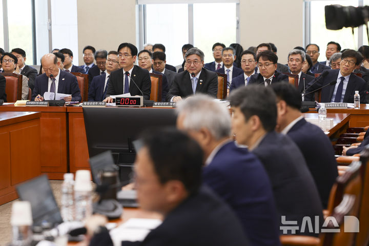 [서울=뉴시스] 김근수 기자 = 윤호중 행정안전부 장관이 6일 오후 서울 여의도 국회에서 열린 행정안전위원회 국정감사에서 질의에 답하고 있다. 2026.10.06. ks@newsis.com