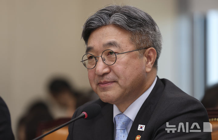 [서울=뉴시스] 김근수 기자 = 윤호중 행정안전부 장관이 6일 오후 서울 여의도 국회에서 열린 행정안전위원회 국정감사에서 질의에 답하고 있다. 2026.10.06. ks@newsis.com