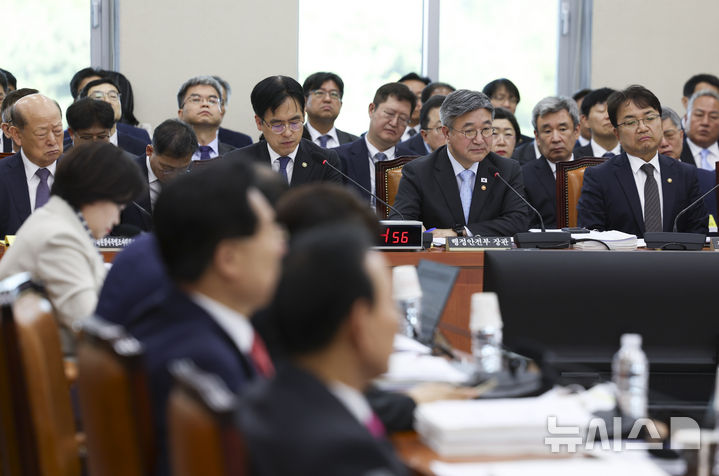 [서울=뉴시스] 김근수 기자 = 윤호중 행정안전부 장관이 6일 오후 서울 여의도 국회에서 열린 행정안전위원회 국정감사에서 질의에 답하고 있다. 2026.10.06. ks@newsis.com