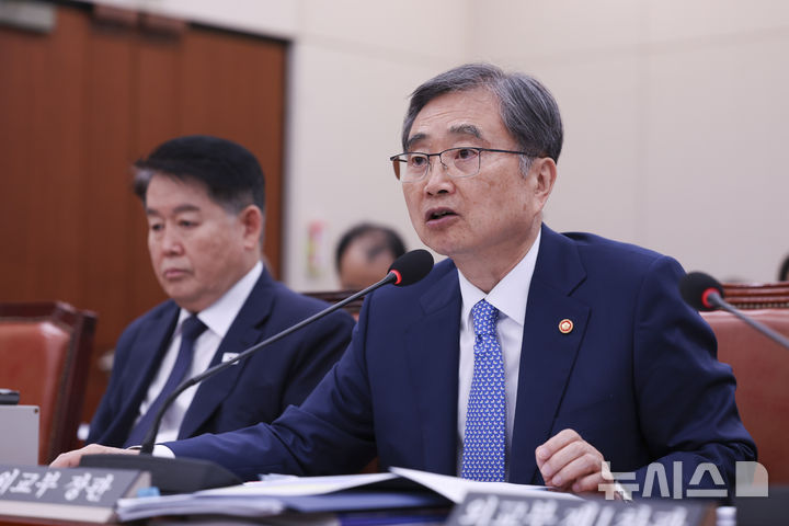[서울=뉴시스] 김근수 기자 = 조현 외교부 장관이 6일 오후 서울 여의도 국회에서 열린 외교통일위원회 국정감사에서 질의에 답하고 있다. 2026.10.06. ks@newsis.com