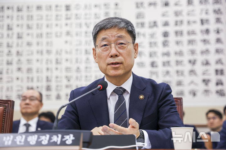 [서울=뉴시스] 정병혁 기자 = 노경필 법원행정처장이 6일 서울 여의도 국회에서 열린 국회 법제사법위원회의 대법원 등 국정감사에서 질문에 답변하고 있다. 2026.10.06. jhope@newsis.com