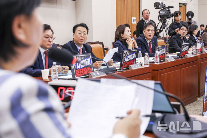 [서울=뉴시스] 정병혁 기자 = 국민의힘 소속 법사위원들이 6일 서울 여의도 국회에서 열린 국회 법제사법위원회의 대법원 등 국정감사에서 김태규 의원의 질의와 관련해 서영교 위원장에게 항의하고 있다. 2026.10.06. jhope@newsis.com