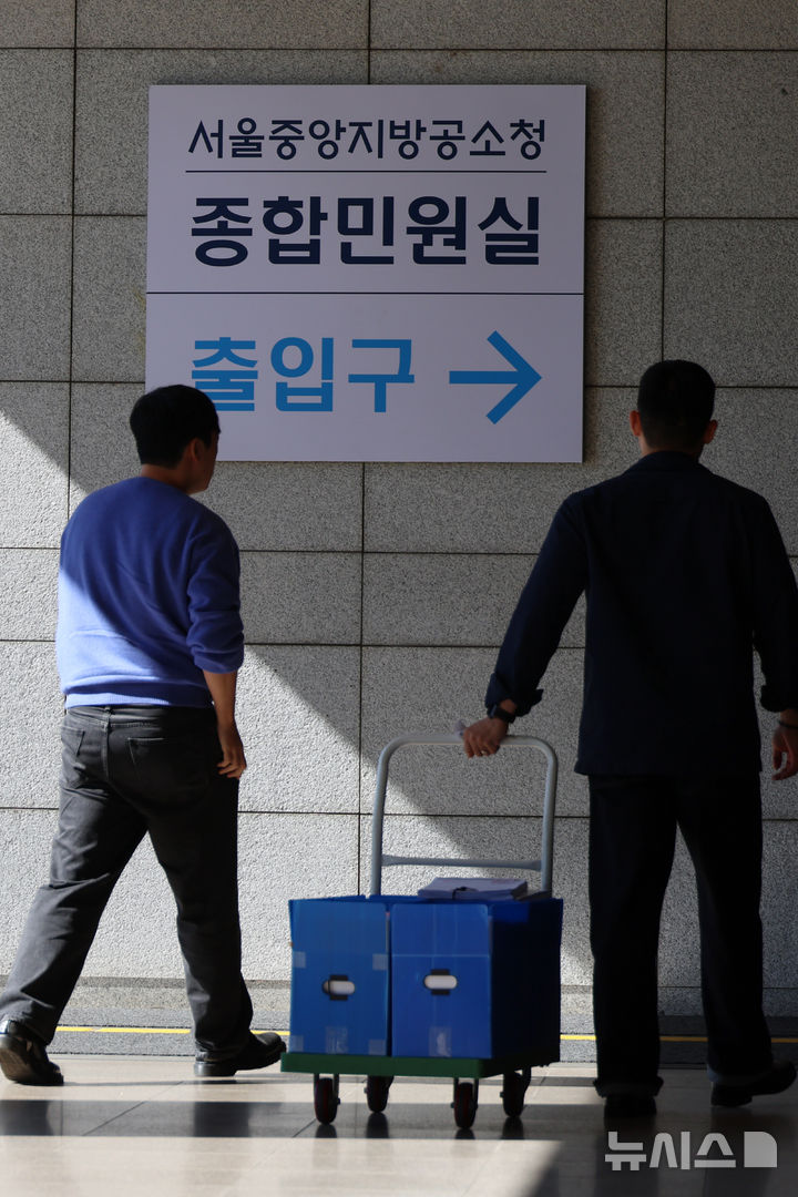 [서울=뉴시스] 고승민 기자 = 새 형사사법체계 시행으로 검찰이 직접 수사하던 미제 사건 가운데 100여건이 경찰로 넘어올 예정이다. 사진은 6일 서울중앙지방공소청에서 사건 등 서류들을 들고 이동하는 경찰 관계자들 모습.경찰에 따르면 경찰과 검찰은 검사가 직접 수사를 개시했지만 제도 전환에 따른 90일의 경과기간 안에 종결하기 어렵다고 판단한 사건 100여건을 경찰로 이송하기로 협의했다. 2026.10.06. kkssmm99@newsis.com