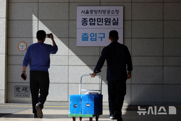 [서울=뉴시스] 고승민 기자 = 새 형사사법체계 시행으로 검찰이 직접 수사하던 미제 사건 가운데 100여건이 경찰로 넘어올 예정이다. 사진은 6일 서울중앙지방공소청에서 사건 등 서류들을 들고 이동하는 경찰 관계자들 모습.경찰에 따르면 경찰과 검찰은 검사가 직접 수사를 개시했지만 제도 전환에 따른 90일의 경과기간 안에 종결하기 어렵다고 판단한 사건 100여건을 경찰로 이송하기로 협의했다. 2026.10.06. kkssmm99@newsis.com