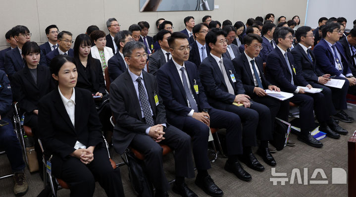 [서울=뉴시스] 고범준 기자 = 6일 서울 여의도 국회에서 열린 과학기술정보방송통신위원회 국정감사(과학기술정보통신부 등)에서 최주희(왼쪽부터) 티빙대표, 이종현 SK텔레콤 CISO, 홍관희 LG유플러스 CISO, 이상운 KT CISO가 증인으로 출석해 자리하고 있다. 2026.10.06. bjko@newsis.com