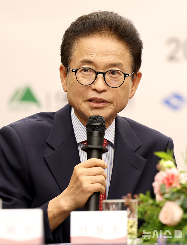 [대구=뉴시스] 이무열 기자 = 이철우 경북도지사가 6일 대구 북구 대구시청 산격청사에서 열린 대구·경북 상생과 협력을 위한 4자 회담에서 발언을 하고 있다. 2026.10.06. lmy@newsis.com
