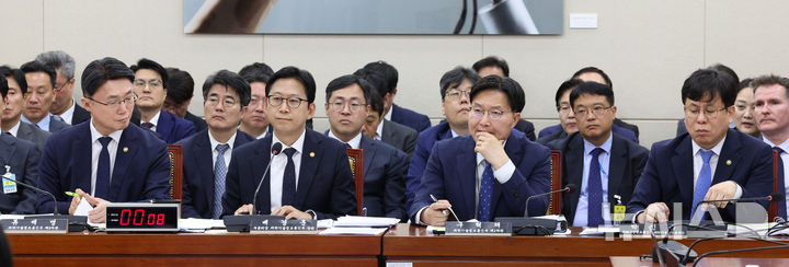 [서울=뉴시스] 고범준 기자 = 배경훈 부총리 겸 과학기술정보통신부 장관이 6일 서울 여의도 국회에서 열린 과학기술정보방송통신위원회 국정감사(과학기술정보통신부 등)에 참석해 자리하고 있다.&nbsp; 왼쪽부터 류제명 과학기술정보통신부 제2차관, 배경훈 부총리 겸 과학기술정보통신부 장관, 구혁채 과학기술정보통신부 제1차관, 박인규 과학기술정보통신부 과학기술혁신본부장. 2026.10.06. bjko@newsis.com