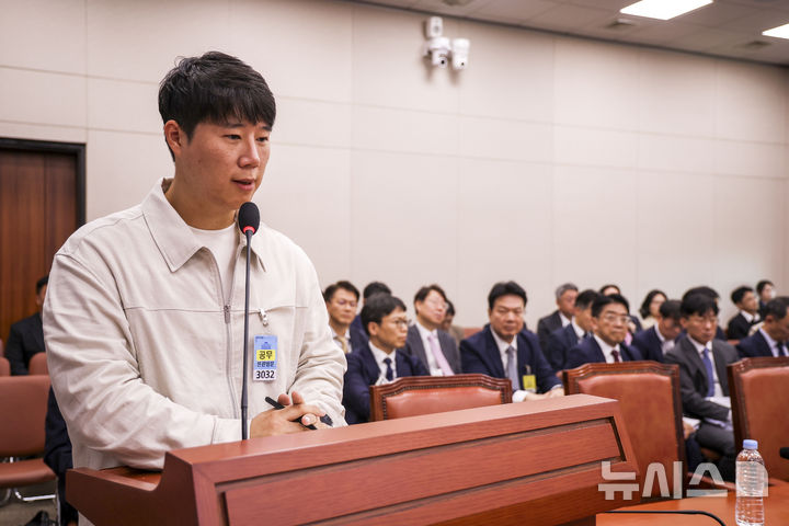 [서울=뉴시스] 정병혁 기자 = 최승호 삼성그룹 초기업노동조합 삼성전자지부 위원장이 6일 서울 여의도 국회에서 열린 국회 산업통상자원중소벤처기업위원회 국정감사(산업통상부)에서 질문에 답하고 있다. 2026.10.06. jhope@newsis.com