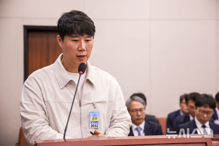 [서울=뉴시스] 정병혁 기자 = 최승호 삼성그룹 초기업노동조합 삼성전자지부 위원장이 6일 서울 여의도 국회에서 열린 국회 산업통상자원중소벤처기업위원회 국정감사(산업통상부)에서 질문에 답하고 있다. 2026.10.06. jhope@newsis.com