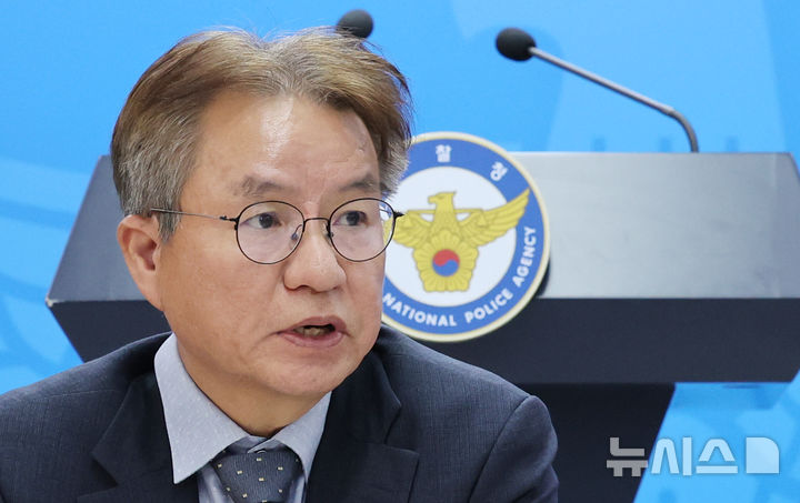 [서울=뉴시스] 박주성 기자 = 경찰 수사개혁위원장 김남준 변호사가 6일 오후 서울 경찰청 브리핑룸에서 제11차 회의 관련 브리핑을 마친 후 취재진 질문에 답하고 있다. 이날 회의에서는 '경찰의 수사 공정성 및 수사역량 강화를 위한 권고안을 최종 심의 했다. 2026.10.06. park7691@newsis.com