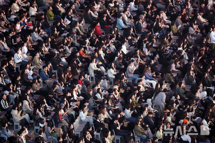  [부산=뉴시스] 하경민 기자 = 제31회 부산영화제 개막식이 열린 6일 부산 해운대구 영화의전당에서 관람객들이 레드카펫을 행사를 지켜보고 있다. 이번 영화제는 15일까지 열리며 이 기간 영화의전당 등 8개 극장 31개 스크린에서 공식 초청작 59개국 246편을 포함한 총 315편을 상영한다. 2026.10.06. yulnetphoto@newsis.com