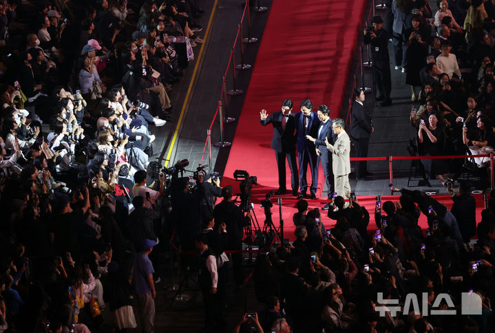  [부산=뉴시스] 하경민 기자 = 제31회 부산영화제 개막식이 열린 6일 부산 해운대구 영화의전당에서 배우 정우성, 현빈 등이 레드카펫을 지나고 있다. 이번 영화제는 오는 15일까지 열리며, 이 기간 영화의전당 등 8개 극장 31개 스크린에서 공식 초청작 59개국 246편을 포함한 총 315편을 상영한다. 2026.10.06. yulnetphoto@newsis.com