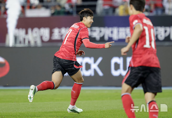 [용인=뉴시스] 최동준 기자 = 6일 경기 용인미르스타디움에서 열린 하나은행 초청 축구 국가대표팀 친선경기 한국과 우즈베키스탄의 경기, 한국 손흥민이 선취골을 성공시킨 뒤 기뻐하고 있다. 2026.10.06. photocdj@newsis.com