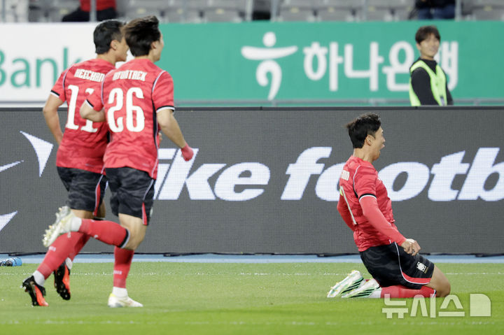 [용인=뉴시스] 최동준 기자 = 6일 경기 용인미르스타디움에서 열린 하나은행 초청 축구 국가대표팀 친선경기 한국과 우즈베키스탄의 경기, 한국 손흥민이 선취골을 성공시킨 뒤 기뻐하고 있다. 2026.10.06. photocdj@newsis.com
