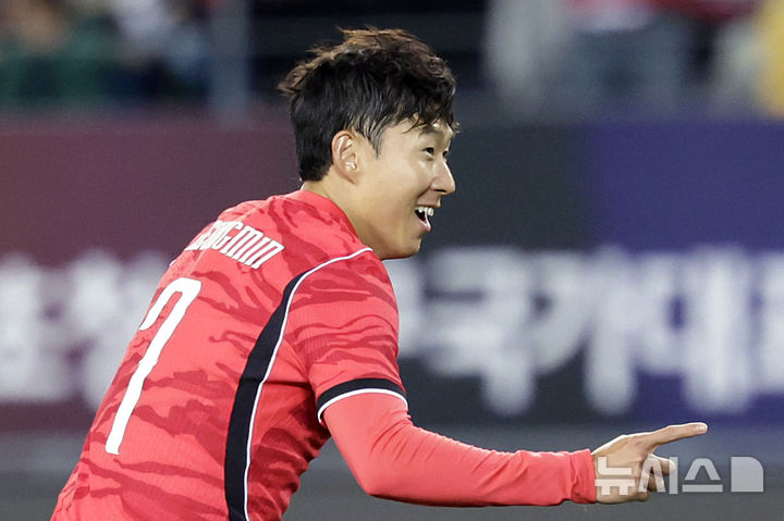 [용인=뉴시스] 최동준 기자 = 6일 경기 용인미르스타디움에서 열린 하나은행 초청 축구 국가대표팀 친선경기 한국과 우즈베키스탄의 경기, 한국 손흥민이 선취골을 성공시킨 뒤 기뻐하고 있다. 2026.10.06. photocdj@newsis.com