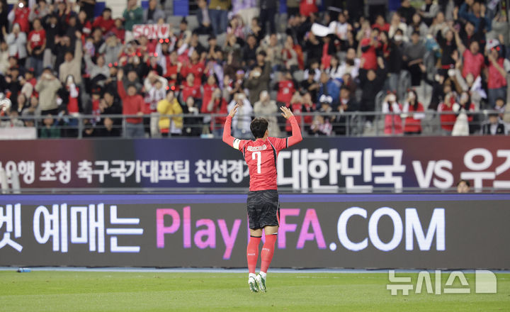 [용인=뉴시스] 최동준 기자 = 6일 경기 용인미르스타디움에서 열린 하나은행 초청 축구 국가대표팀 친선경기 한국과 우즈베키스탄의 경기, 한국 손흥민이 선취골을 성공시킨 뒤 기뻐하고 있다. 2026.10.06. photocdj@newsis.com