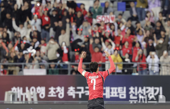 [용인=뉴시스] 최동준 기자 = 6일 경기 용인미르스타디움에서 열린 하나은행 초청 축구 국가대표팀 친선경기 한국과 우즈베키스탄의 경기, 한국 손흥민이 선취골을 성공시킨 뒤 기뻐하고 있다. 2026.10.06. photocdj@newsis.com