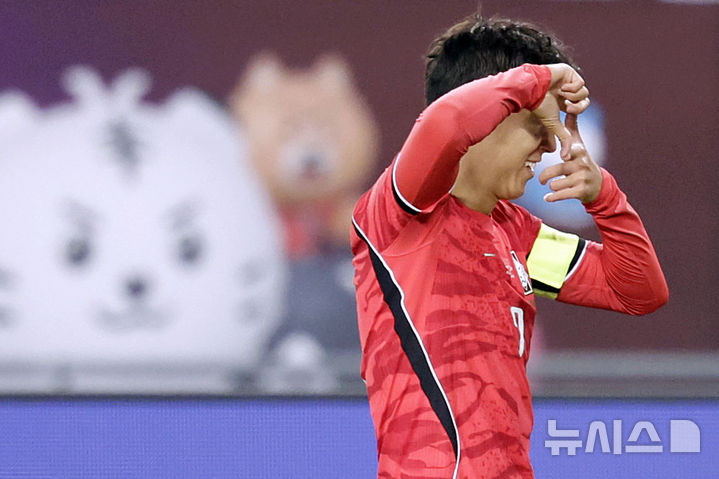 [용인=뉴시스] 최동준 기자 = 6일 경기 용인미르스타디움에서 열린 하나은행 초청 축구 국가대표팀 친선경기 한국과 우즈베키스탄의 경기, 한국 손흥민이 선취골을 성공시킨 뒤 세리머니를 하고 있다. 2026.10.06. photocdj@newsis.com
