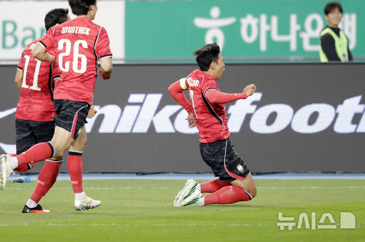 [용인=뉴시스] 최동준 기자 = 6일 경기 용인미르스타디움에서 열린 하나은행 초청 축구 국가대표팀 친선경기 한국과 우즈베키스탄의 경기, 한국 손흥민이 선취골을 성공시킨 뒤 기뻐하고 있다. 2026.10.06. photocdj@newsis.com